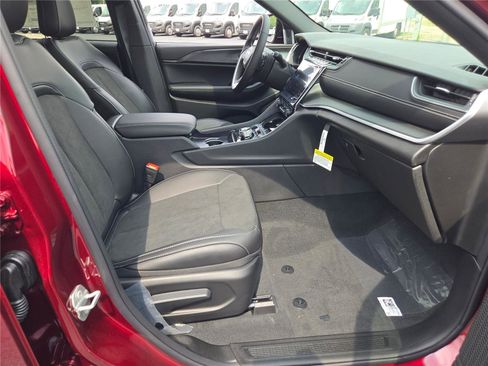 New 2025 Jeep Grand Cherokee Altitude image 6