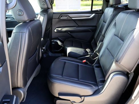 Used 2026 GMC Acadia Elevation w/ Elevation Premium Package FWD image 15