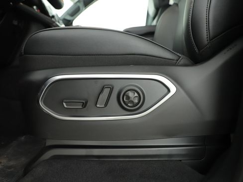 New 2024 Jeep Wagoneer L Series III w/ HD Trailer Tow Package image 10