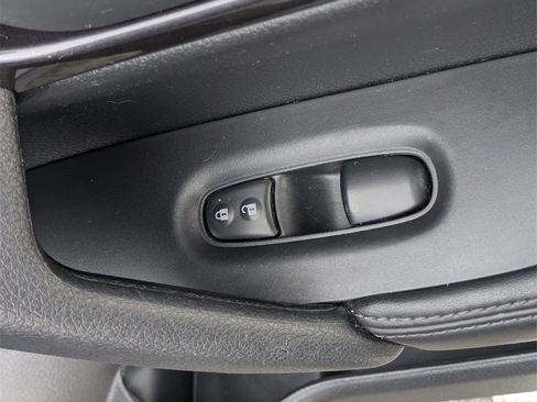 Used 2020 Nissan Rogue S image 18