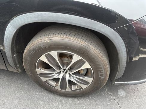 Used 2020 Toyota Highlander XLE image 3