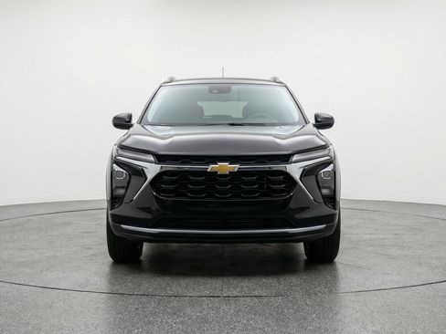 Used 2025 Chevrolet Trax LT FWD image 2