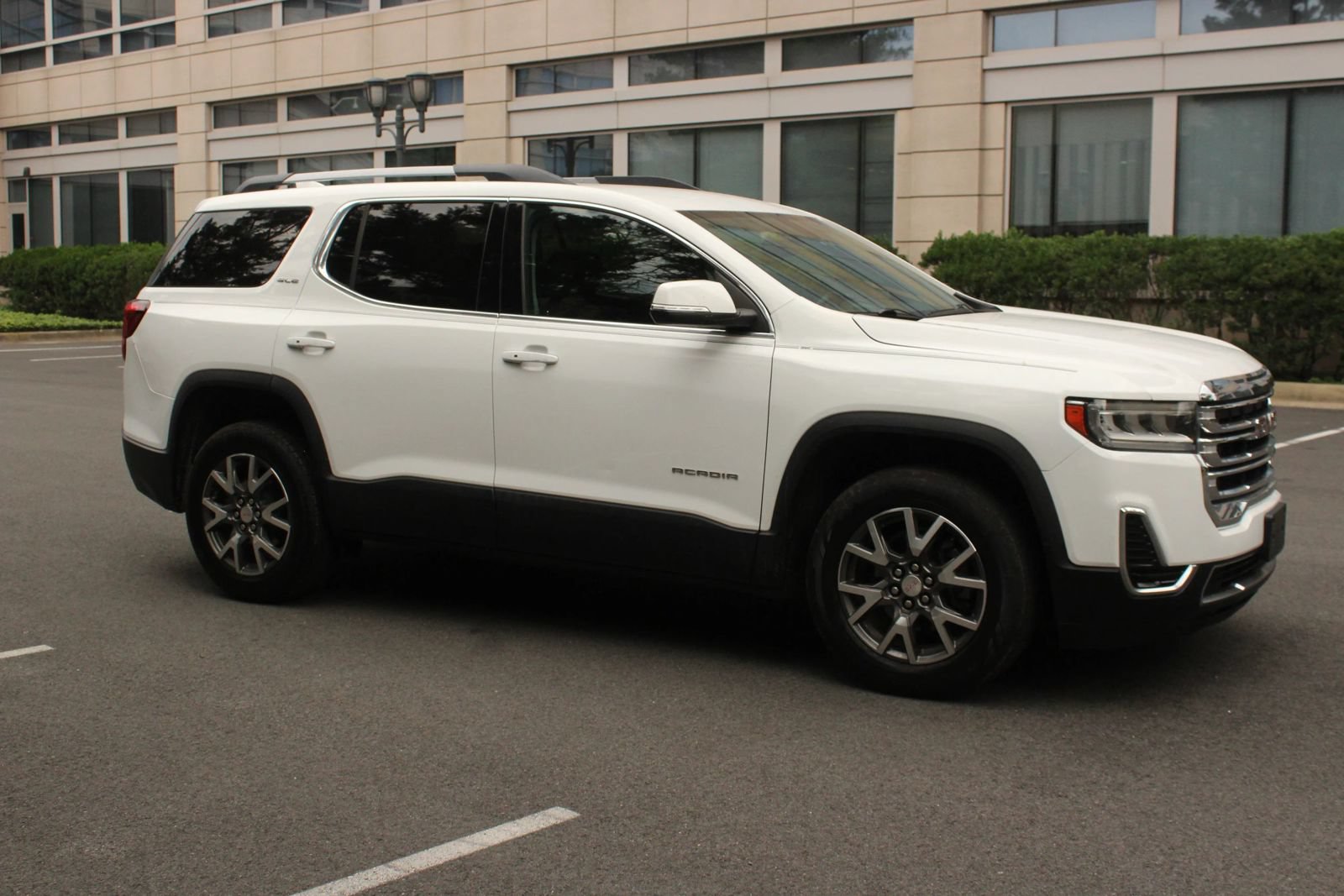 Used 2020 GMC Acadia SLE w/ Driver Convenience Package FWD image 2