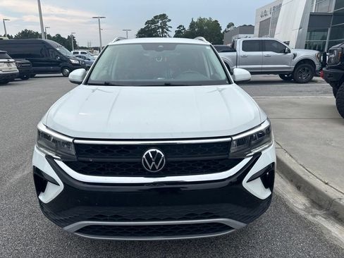 Used 2022 Volkswagen Taos SE FWD image 3