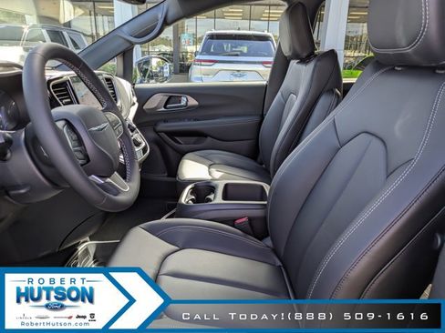 New 2026 Chrysler Pacifica Select image 17