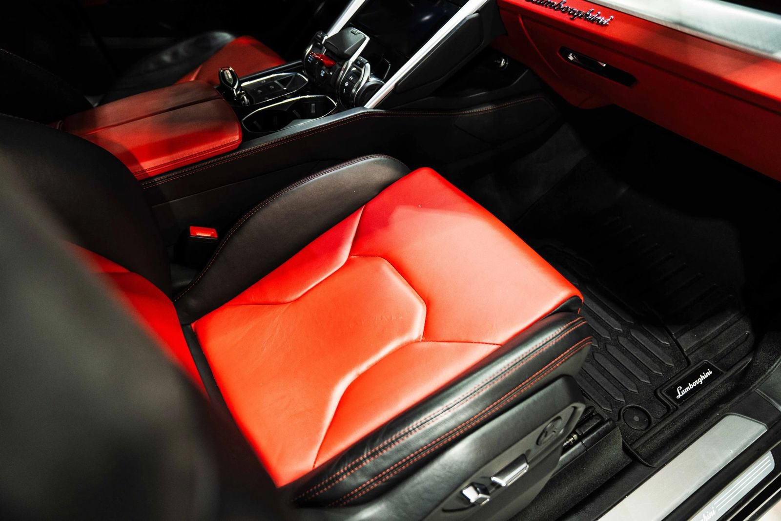 Used 2022 Lamborghini Urus AWD/4WD image 30