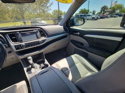 Used 2019 Toyota Highlander XLE image 3