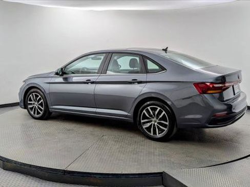 Used 2025 Volkswagen Jetta SE image 4