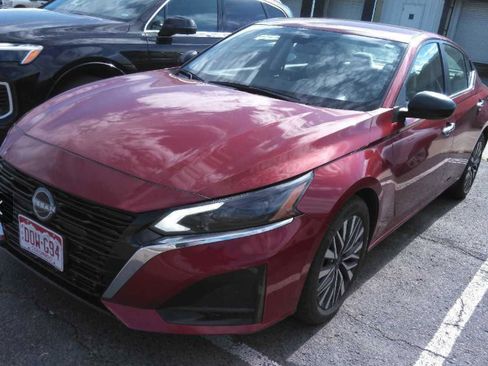 Used 2025 Nissan Altima 2.5 SV FWD image 1