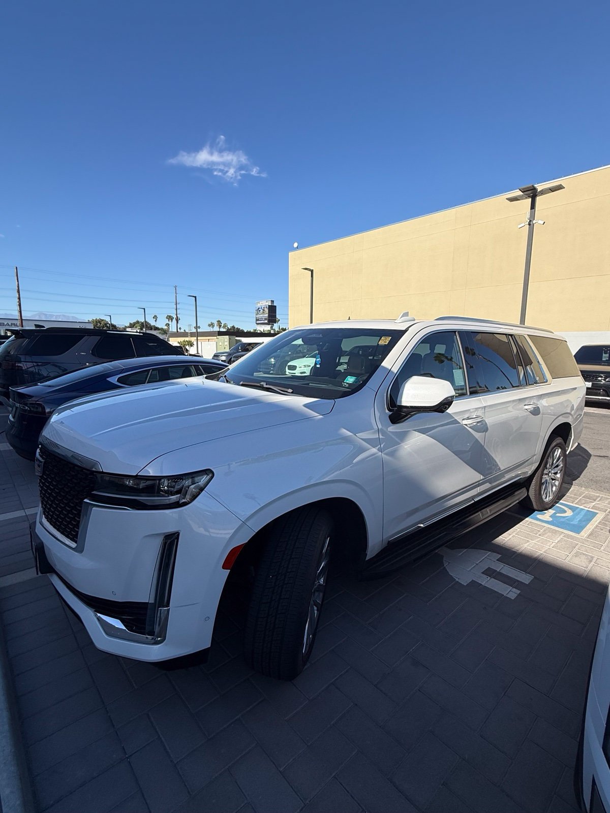 Used 2021 Cadillac Escalade ESV Premium Luxury AWD/4WD image 3