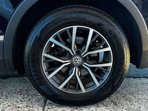 Used 2020 Volkswagen Tiguan SE image 45