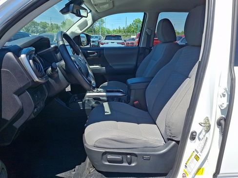 Used 2020 Toyota Tacoma SR5 AWD/4WD image 13