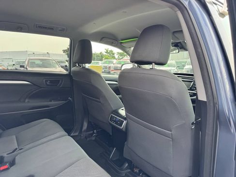 Used 2018 Toyota Highlander LE AWD/4WD image 30