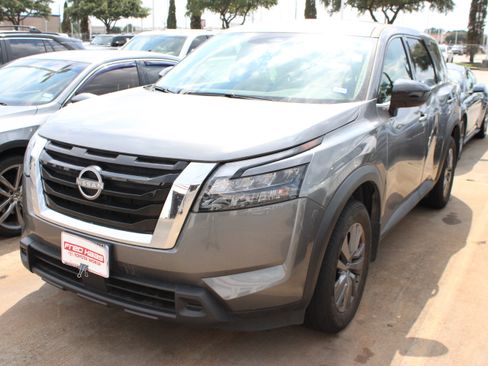 Used 2024 Nissan Pathfinder S FWD image 6