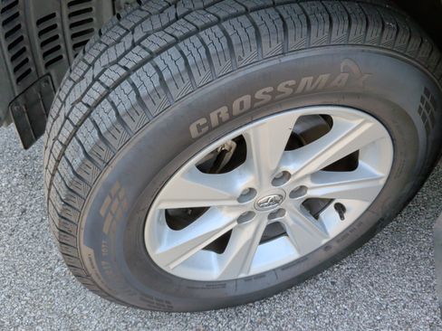 Used 2013 Toyota Highlander Plus FWD image 12