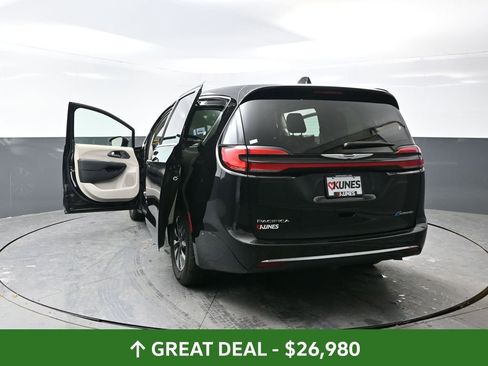 Used 2024 Chrysler Pacifica Select image 60