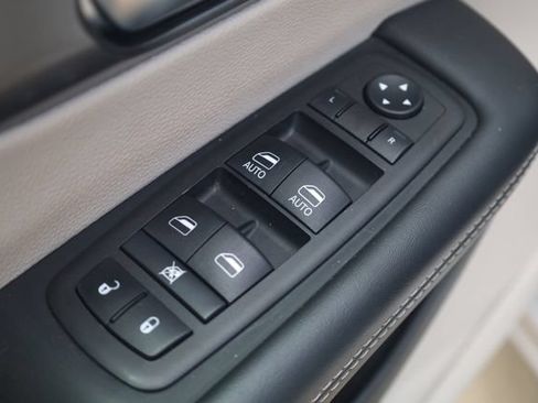 Used 2024 Chrysler Pacifica Touring-L FWD image 17