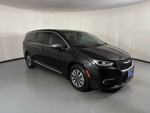 Used 2023 Chrysler Pacifica Limited image 2