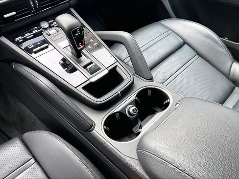 Used 2022 Porsche Cayenne Platinum Edition image 29