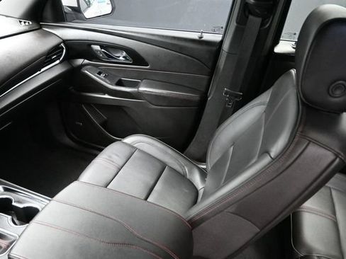 Used 2022 Chevrolet Traverse RS FWD image 11