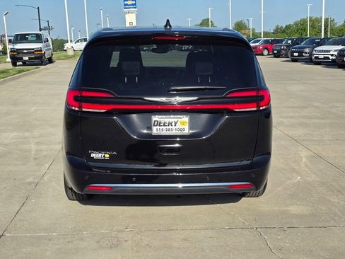 Used 2025 Chrysler Pacifica Select FWD image 11
