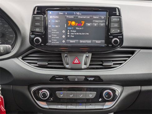 Used 2018 Hyundai Elantra GT image 17