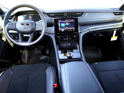 New 2025 Jeep Grand Cherokee Altitude image 21