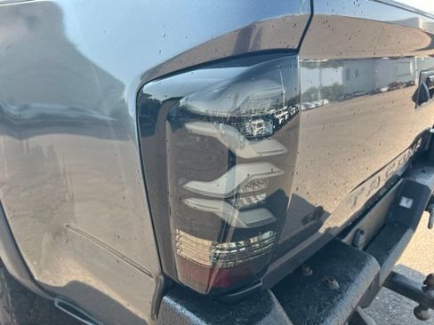 Used 2019 Toyota Tacoma TRD Off-Road w/ TRD Premium Off Road Package AWD/4WD image 11