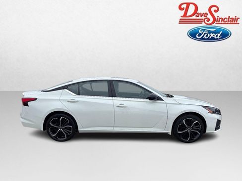 Used 2023 Nissan Altima 2.5 SR w/ SR Premium Package image 5