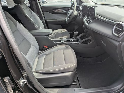 Used 2025 Chevrolet TrailBlazer LT AWD/4WD image 35