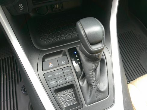 Used 2023 Toyota RAV4 LE image 27