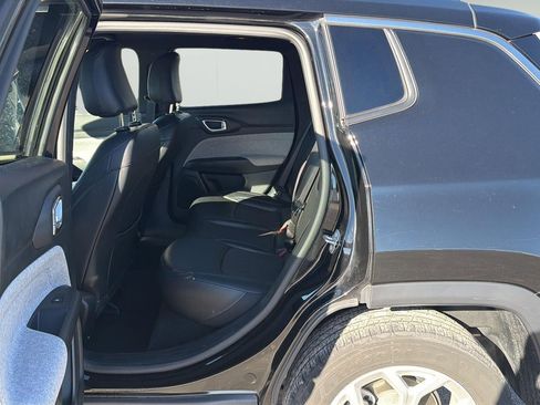 Used 2025 Jeep Compass Latitude image 27