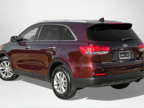 Used 2017 Kia Sorento LX w/ LX Convenience Package image 7