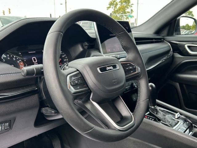 Used 2025 Jeep Compass Latitude w/ Convenience Group AWD/4WD image 35