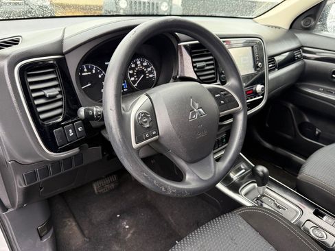 Used 2020 Mitsubishi Outlander SE image 13