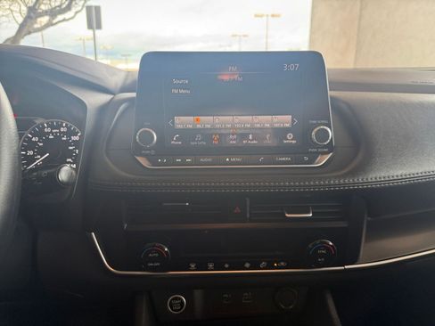 Used 2023 Nissan Rogue SV image 17