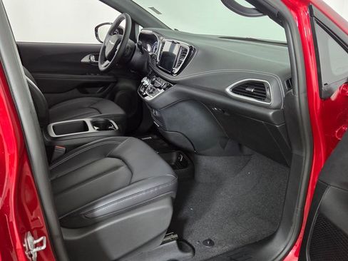 New 2026 Chrysler Pacifica Select image 36