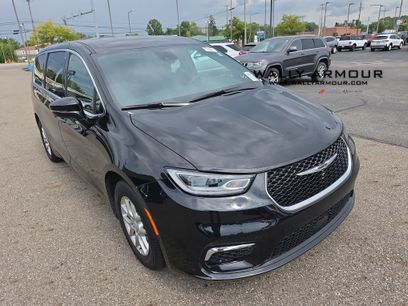 Used 2026 Chrysler Pacifica Select