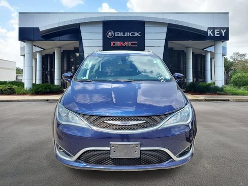 Used 2019 Chrysler Pacifica Touring-L FWD image 2