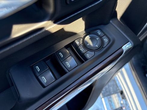 Used 2023 GMC Sierra 2500 SLT w/ SLT Preferred Package image 23