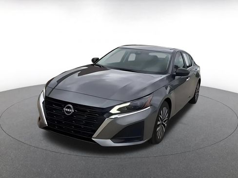 Used 2025 Nissan Altima 2.5 SV FWD image 6