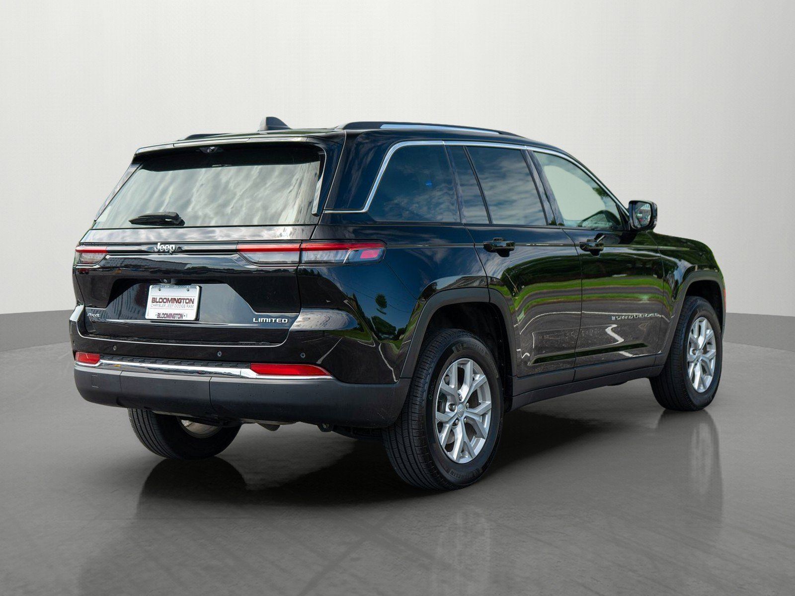 Used 2023 Jeep Grand Cherokee Limited w/ Luxury Tech Group II AWD/4WD image 7