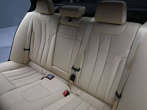 Used 2022 BMW 530i w/ Convenience Package RWD image 31