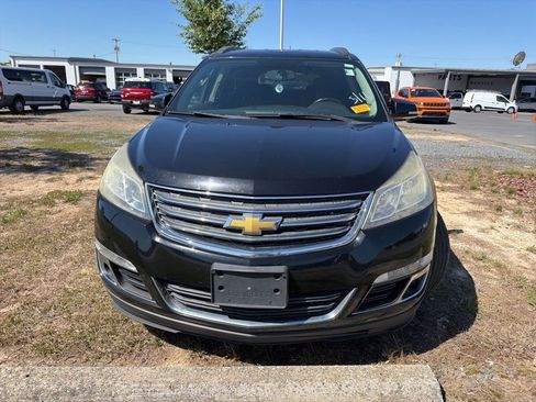 Used 2016 Chevrolet Traverse LT w/ Style and Technology Package FWD image 2