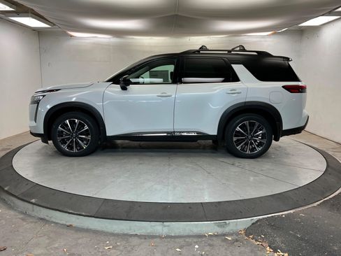 New 2026 Nissan Pathfinder Platinum image 2