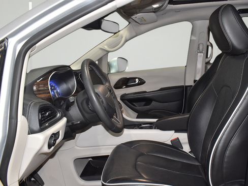 Used 2022 Chrysler Pacifica Limited AWD/4WD image 37