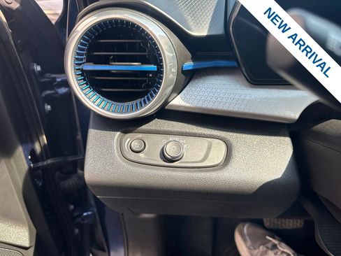 Used 2024 Chevrolet Trax LT w/ LT Convenience Package FWD image 19