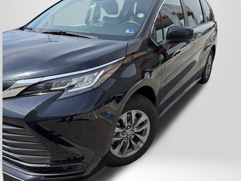 Used 2022 Toyota Sienna LE FWD image 1