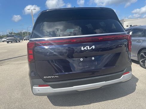 Used 2025 Kia Carnival FWD image 8