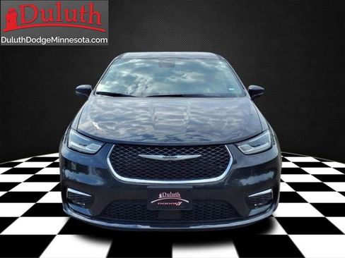 Used 2023 Chrysler Pacifica Touring-L image 4